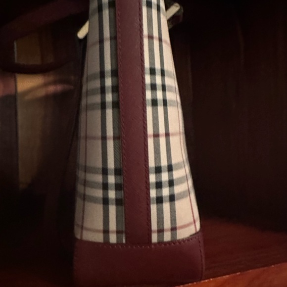 Burberry Tote - Picture 4 of 9